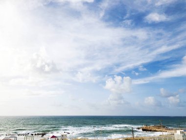 Bulutların üzerinde güzel mavi deniz horizon ile gökyüzü