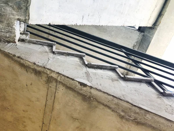 下から上を見る。建設中のコンクリートの階段を工事します。. — ストック写真