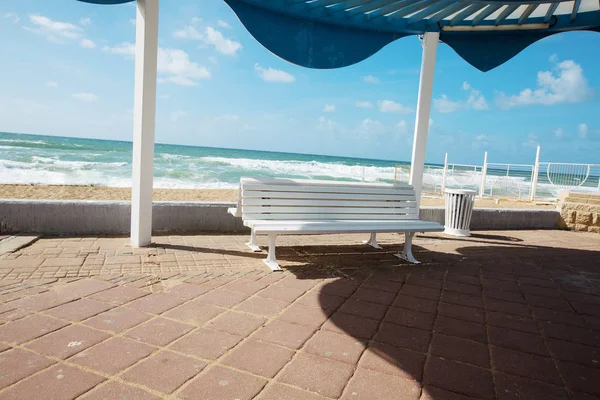 Lugar para pasear por la costa mediterránea en la ciudad de Nahariya . — Foto de Stock