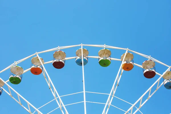 Rueda de ferris colorida sobre fondo azul del cielo en Luna Park . — Foto de Stock