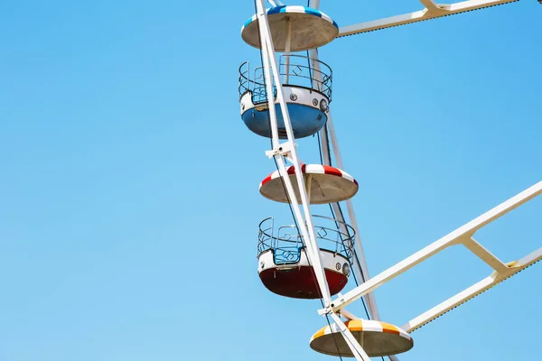 Färgglada pariserhjul på blå himmel bakgrund i Luna Park. — Stockfoto