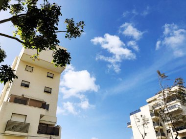 Bulut bulut ile bina ve güneş ile bina ve sunblue gökyüzü ile ile mavi gökyüzü.