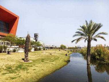 Rishon Le Zion, İsrail-14 Nisan 2018: insanlar Rishon Lezion, İsrail için göl kenarında çimenlerin üzerinde oturuyor