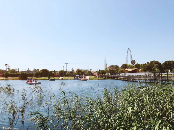 RISHON LE ZION, ISRAEL -APRIL 14, 2018: People ride on pedal boats or paddle boats at the lake in Rishon Le Zion, Israel — Stock Photo, Image