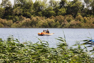 Rishon Le Zion, İsrail-14 Nisan 2018: insanlarla yolculuk pedal tekneler veya kürek tekneler göle Rishon Le Zion, İsrail