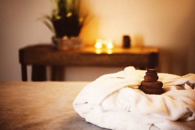 Spa salonu yatakta beyaz bornoz