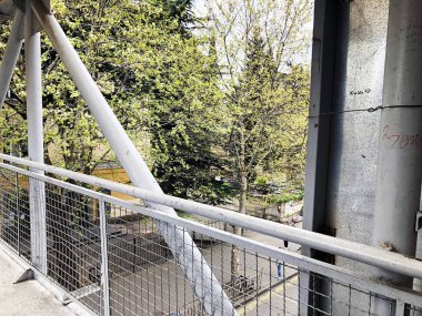 Tiflis, Gürcistan - 09 Nisan 2018: Yürüyüş köprüden yolun Tiflis, Gürcistan