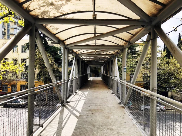 TBILISI, GEORGIA - 09 DE ABRIL DE 2018: Puente peatonal en Tbilisi, Georgia —  Fotos de Stock