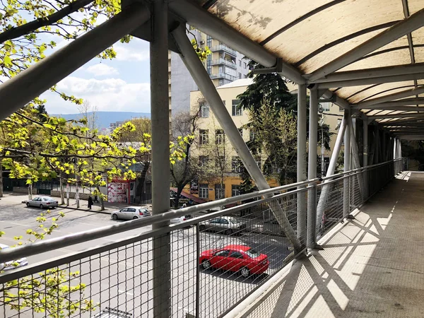TBILISI, GEORGIA - 09 de abril de 2018: Walking Bridge do outro lado da estrada em Tbilisi, Geórgia — Fotografia de Stock