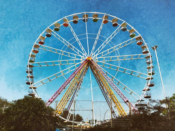 Kolorowy koło obserwacyjne na tle niebieskiego nieba w Luna Park. Vintage efekt. — Zdjęcie stockowe
