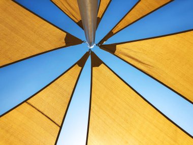 Öğlen güneşin gökyüzüne karşı tente