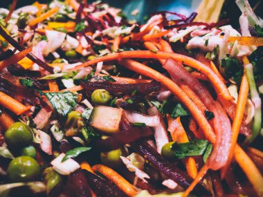 Taze rendelenmiş havuç, pancar, soğan, yeşillik ve lahana salatası yakın atış.