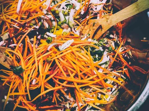 Taze rendelenmiş havuç, pancar, soğan, yeşillik ve lahana salatası yakın atış.