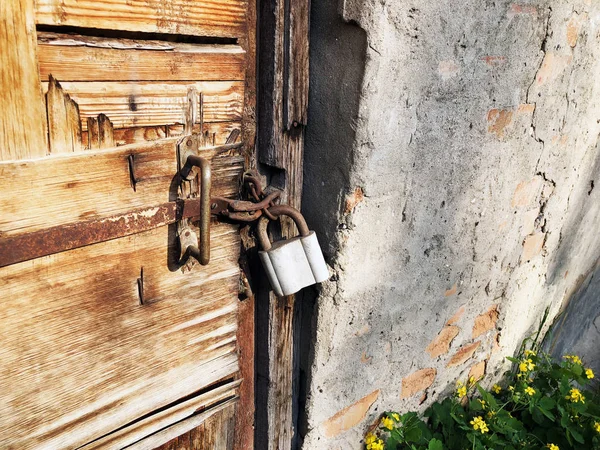 Παλιά σκουριασμένη Κλειδωνιά στην εκλεκτής ποιότητας αγροτικών ξύλινη πόρτα — Φωτογραφία Αρχείου