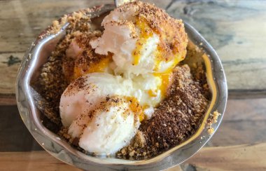 Mandalina şurubu, çikolata ve fındık ile yakın çekim vanilyalı dondurma