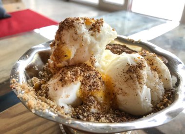 Mandalina şurubu, çikolata ve fındık ile yakın çekim vanilyalı dondurma