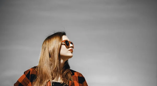 Retrato de una hermosa mujer en un día soleado con gafas de sol elegantes mujer disfrutando de vacaciones de verano felices . — Foto de Stock