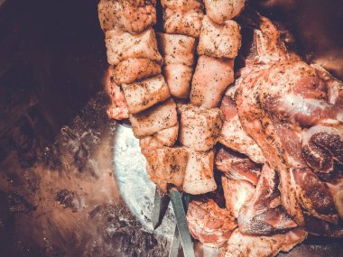 Domuz eti şiş kebap kızartma için adet biber içine doğranmış.