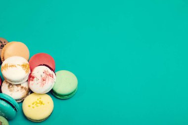 Tasty farklı macarons mavi arka plan üzerinde renkli.    