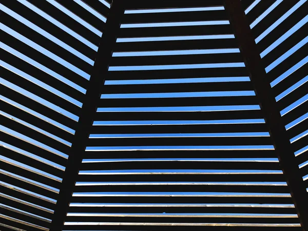 Moderne design pergola prieel gemaakt van hout met helderblauwe zomer hemel — Stockfoto