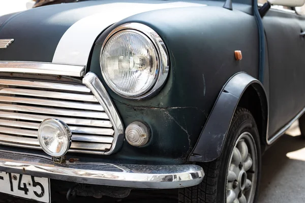 TBILISI, GEORGIA - 9 de março de 2016: Mini Cooper Verde estacionado na rua em Tbilisi, Geórgia — Fotografia de Stock