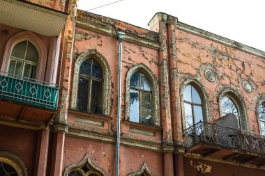 Tiflis, Gürcistan - 9 Mart 2016: Cephe geleneksel evin eski kasaba Tiflis, Gürcistan