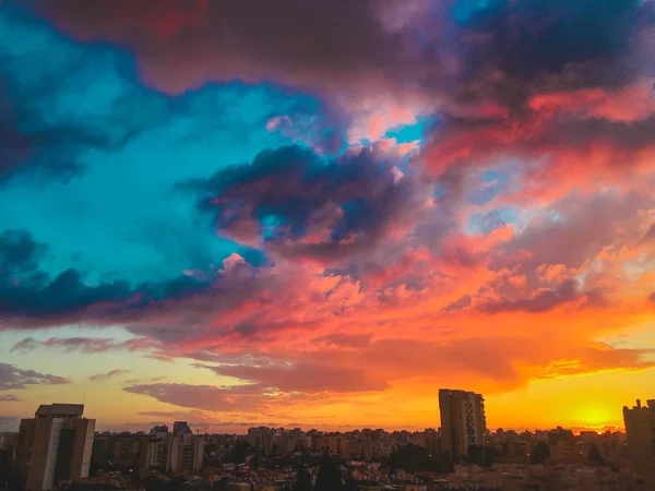 Un incroyable coucher de soleil nuageux sur la ville et un beau ciel dramatique avec des nuages — Photo