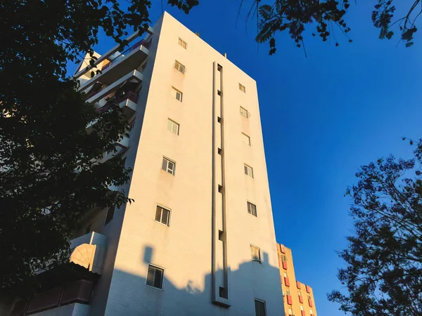 RISHON LE ZION, ISRAEL-ABRIL 23, 2018: Edifício residencial alto em Rishon Le Zion, Israel . — Fotografia de Stock