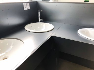 Tiflis, Gürcistan-Nisan 09, 2018: onarım ekipmanları, sıhhi tesisat, musluklar ve banyo lavabolar Tiflis, Gürcistan