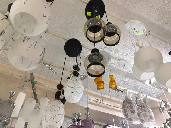 Tbilisi, Georgië-April 09, 2018: Verschillende types en vormen van kroonluchters en verlichting in de winkel in Tbilisi, Georgië — Stockfoto