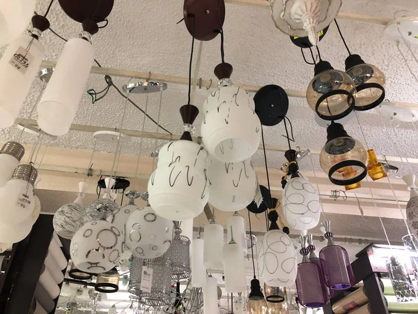 TBILISI, GEORGIA-ABRIL 09, 2018: Los diferentes tipos y formas de lámparas de araña y la iluminación en la tienda en Tiflis, Georgia — Foto de Stock