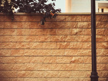 Yüksek taş tuğla çit ev. Vintage tarzı 