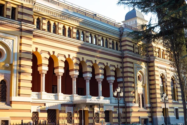 ТБИЛИСИ, Грузия - 8 марта 2016 года: Национальный театр оперы и балета Грузии построен в 1851 году в Тбилиси, Грузия — стоковое фото