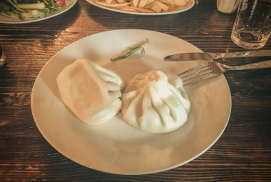 Geleneksel Gürcü çanak Gürcü kınkalı, Gürcü geleneksel mutfağı, yerli kınkali, eski tarifi göre kınkali pişmiş kınam.