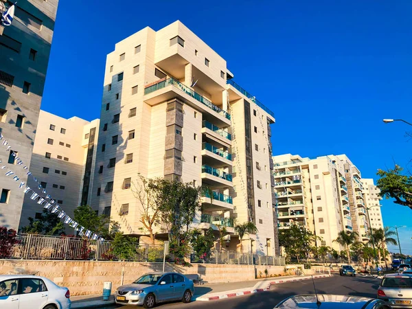 RISHON LE ZION, ISRAEL -23 DE ABRIL DE 2018: Edificio residencial alto en Rishon Le Zion, Israel . — Foto de Stock