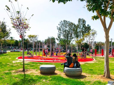 Rishon Le Zion, İsrail - 1 Mart 2018: insanlar Rishon Le Zion, İsrail Purim kutlama sırasında İsrail kostümleri giyen.