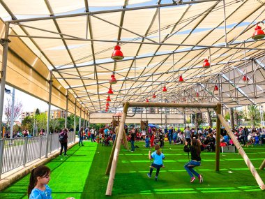 Rishon Le Zion, İsrail - 1 Mart 2018: insanlar Rishon Le Zion, İsrail Purim kutlama sırasında İsrail kostümleri giyen.