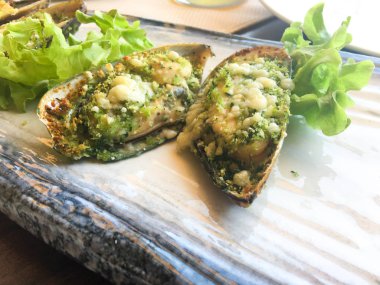 Israil 'de parmesan ile fırında pişmiş istiridye