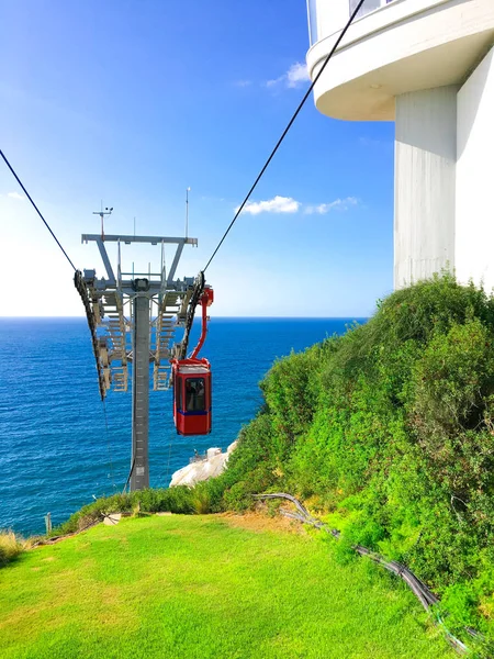 Red cable car at Rosh Hanikra grottoes, Mediterranean sea, Israel — Stock Photo, Image