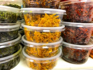 Mağaza raflarında plastik kutularda nargile için tütün