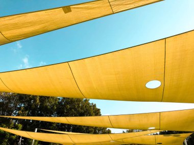 Öğlen güneşin gökyüzüne karşı tente