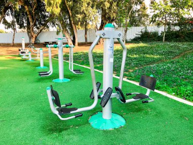 Rishon Le Zion, Israil-30 Kasım 2017: Rishon Le Zion, Israil 'de bir umumi parkta egzersiz ekipmanları