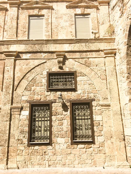 Eski Acre geleneksel taşlı evin pencereleri. 