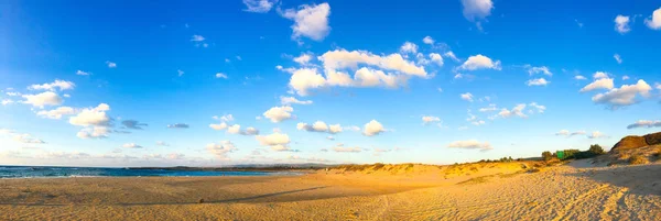 Cielo con nubes sobre hermoso horizonte azul del mar —  Fotos de Stock