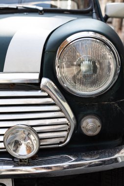 Tiflis, Gürcistan - 9 Mart 2016: Yeşil Mini Cooper Tiflis, Gürcistan Caddesi üzerinde park