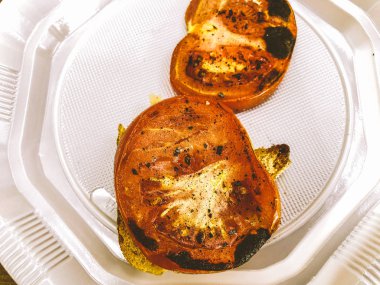 Beyaz plaka üzerinde taze Olgun kırmızı dilimlenmiş domates.