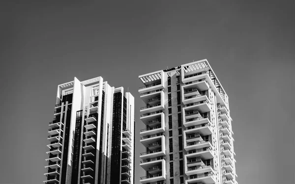 Bat Yam, Israël-3 maart, 2018: hoge residentiële gebouw tegen een blauwe hemel in Bat Yam, Israël. — Stockfoto