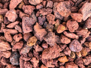 Kaya yığını arka planda kaya dokusu. Küçük taşlar