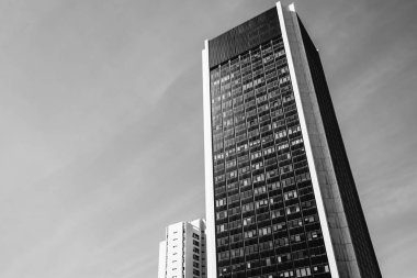 Tel Aviv, Israil-3 Mart 2018: Tel Aviv 'de gökdelen, sabah erken saatlerde. Modern ofis binası, Tel Aviv, Israil