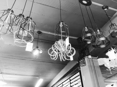 Tbilisi, Georgia-Nisan 09, 2018: Farklı türleri ve avizeler ve aydınlatma Tiflis, Gürcistan deposunda şekiller